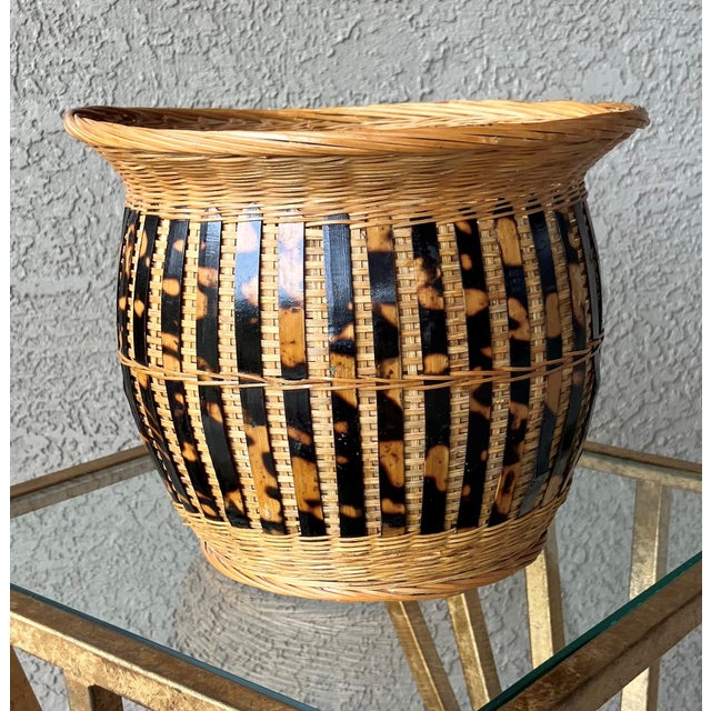 Mid 20th-Century Finely Handwoven Tortoiseshell & Natural Rattan Cachepot Basket For Sale - Image 4 of 16