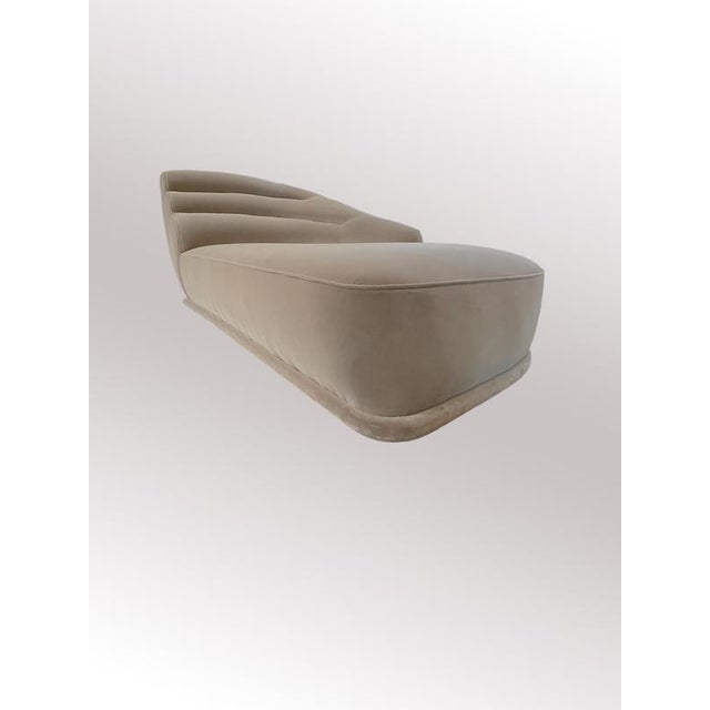 Hollywood Regency Style Taupe Velvet Chaise Longue attributed to Promemoria, Italy, 2000s For Sale - Image 3 of 10
