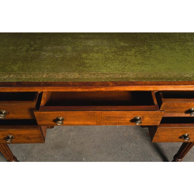 English Style Desk, 20th Century For Sale - Image 9 of 18