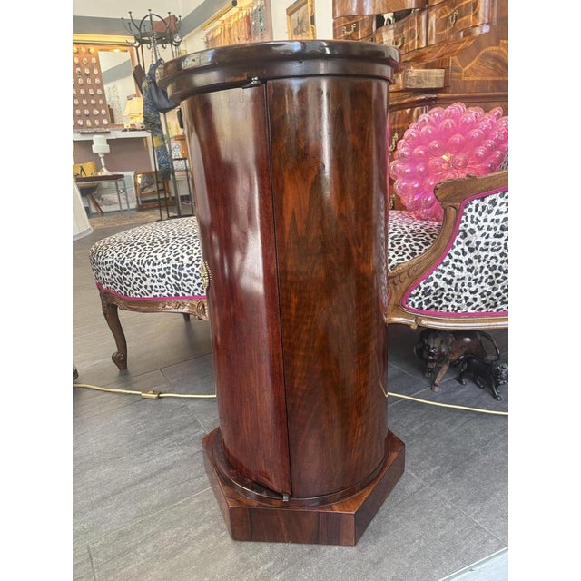 Charming Biedermeier drum-shaped cabinet First quarter of the 19th century, Cylindrical body in walnut veneer on an...