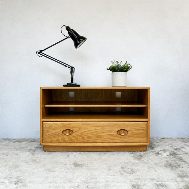 Ercol Windsor Elm Media Unit by Lucian Ercolani for Ercol, 1990s For Sale - Image 4 of 17