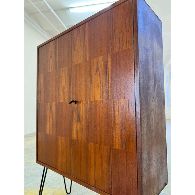 This Danish teak shelving unit combines classic mid-century elegance with a modern, airy feel. Mounted on new, graceful...