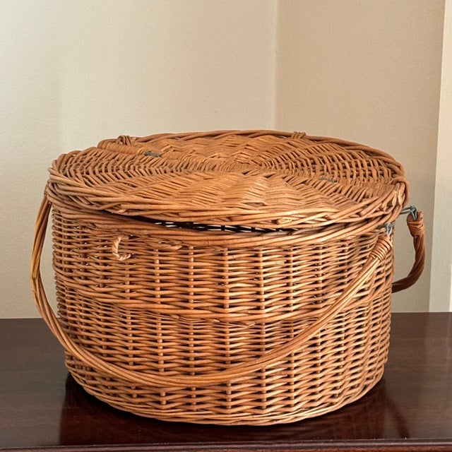 Mid 20th Century Vintage French-Style Wicker Market Basket W/ Hinged Lid For Sale - Image 5 of 15