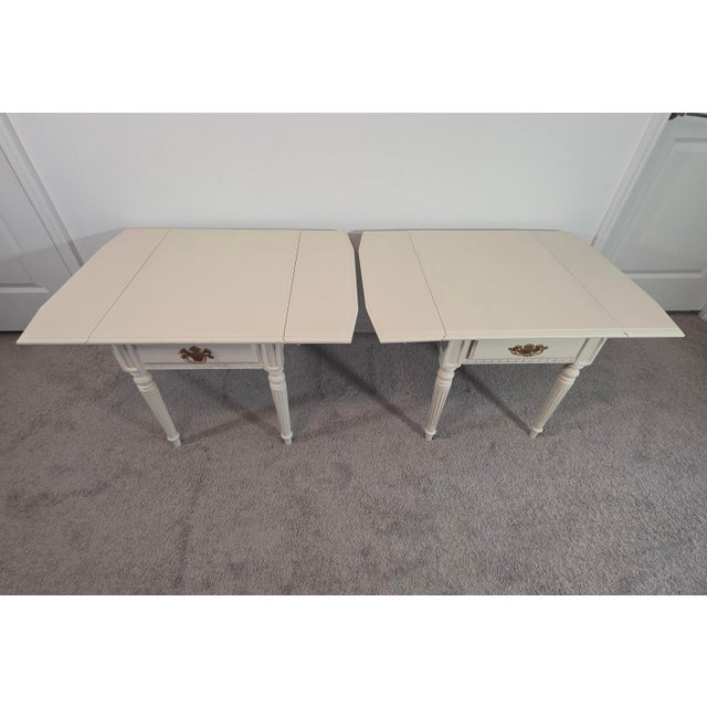 Vintage Ethan Allen American Traditional Drop-Leaf Side Tables – Pair For Sale - Image 9 of 11