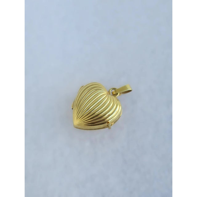 Mid 20th Century Heart Charm Locket in 14-Karat Yellow Gold For Sale - Image 5 of 9
