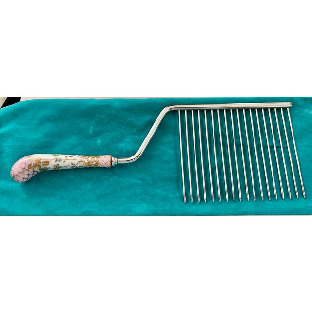 A lovely Dessert or Cake Cutter/Rake/Comb. This exquisite vintage piece works beautifully and has a sturdy metal comb-...