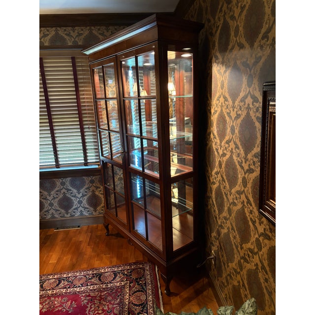 Attributed to Hekman Furniture Glass Front Display Cabinet With Burled Wood, Mirrored Back, Lighted and Glass Shelves, For Sale - Image 11 of 14