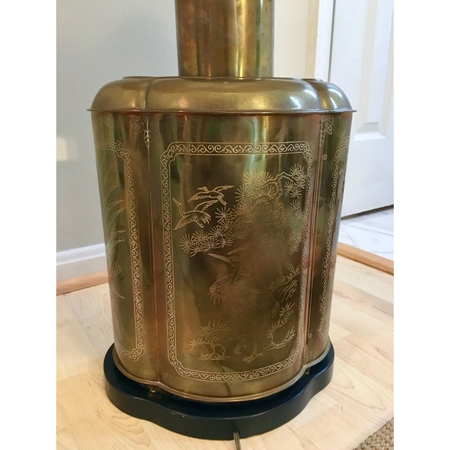 1960s Hollywood Regency Etched Brass Urn Table Lamp and String Lampshade For Sale - Image 4 of 11