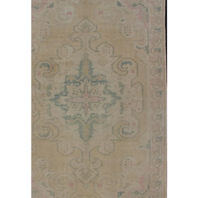 Vintage Oushak rug from Turkey with Medallion Design, Keivan Woven Arts / rug/EN-176596 , country of origin / type: Turkey...