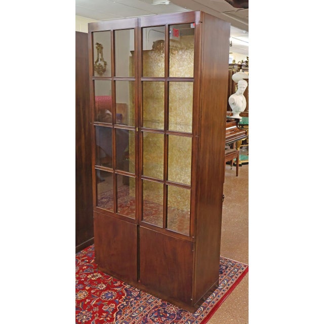 Brown 1970s Pair of John Widdicomb Mahogany Hollywood Regency China Display Cabinets For Sale - Image 8 of 17