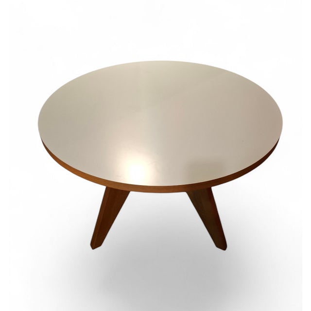 The Gueridon "VITRA" table by Jean Prouvé is an iconic piece of vintage design. It features a solid and durable oak base...