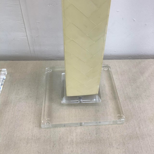 Pair Mid-Century Tessellated Lucite Table Lamps For Sale - Image 10 of 13
