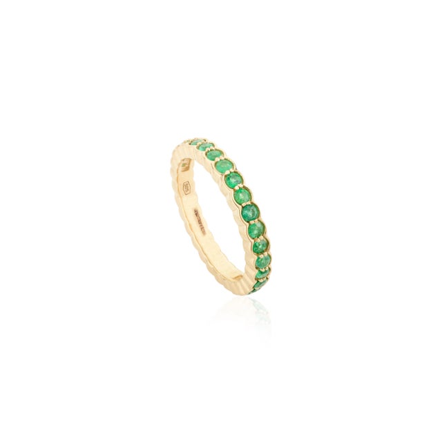 Modern Stackable Round Cut Emerald Band Ring in 14k Gold Size 5.5 For Sale - Image 3 of 12