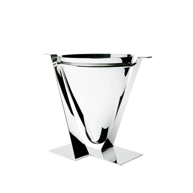 The Evoluzione drinks bucket is made of smooth and glossy silver alloy.