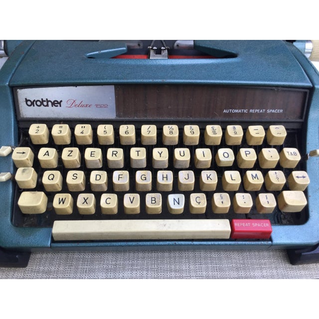 Vintage Deluxe 1522 Typewriter from Brother For Sale - Image 6 of 15