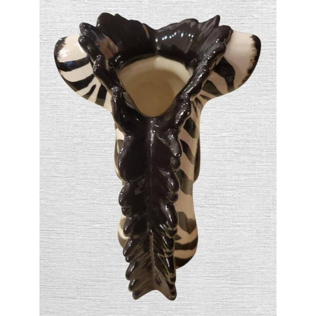 A beautiful vintage ceramic black and white zebra head vase. This is a perfect little piece for a bookcase or coffee...