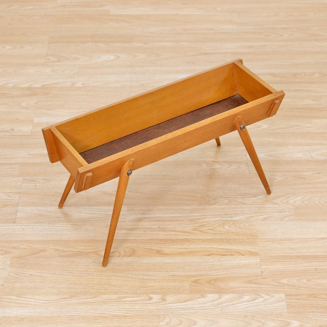 Mid century planter produced in England during the 1960s. A nicely crafted plant stand with delicate splayed legs.