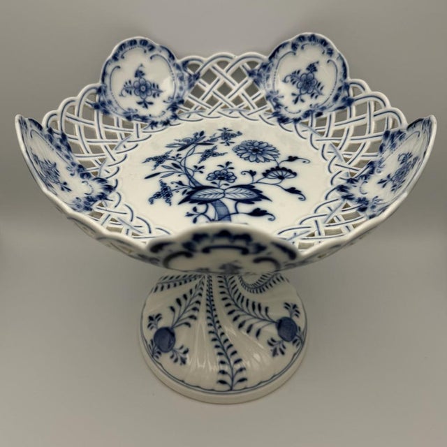 Baroque Antique Porcelain Zwiebelmuster Ceremonial Bowl with Knauf-Schwerts Mark from Meissen, 1850-1910 For Sale - Image 3 of 15