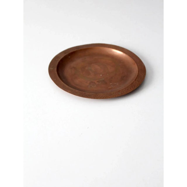 French Country Antique Arts & Crafts Hand-Hammered Copper Plate For Sale - Image 3 of 9