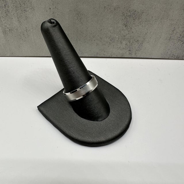 This Comfort Fit Wedding Band in 14kt white gold features a 6mm width and offers a smooth, comfortable fit for everyday...