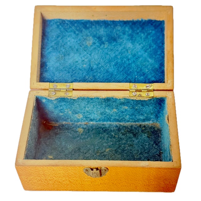 Antique Castle Hastings Box For Sale In Atlanta - Image 6 of 7
