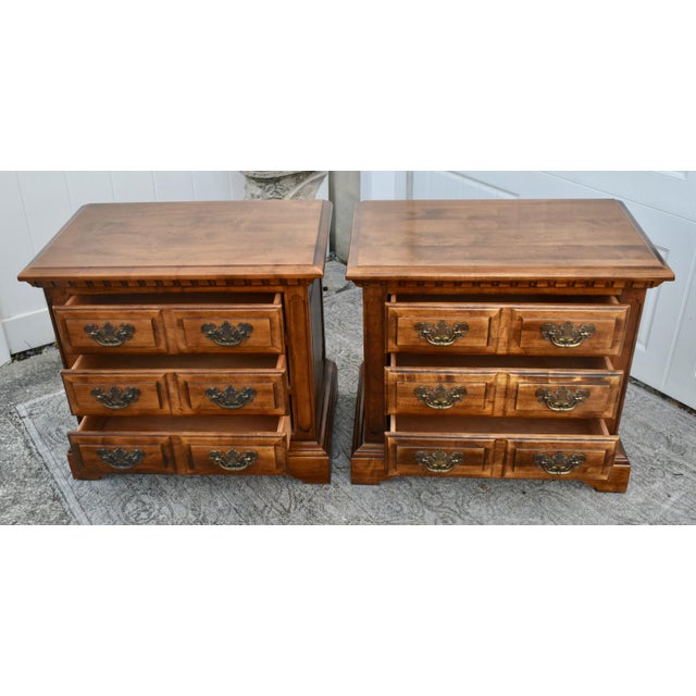 Vtg. Pair of Link-Taylor Americana Style Solid Maple Three Drawer Nightstands For Sale In Philadelphia - Image 6 of 13