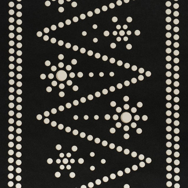 Traditional Schumacher The Pearlies Wallcovering In Black For Sale - Image 3 of 6