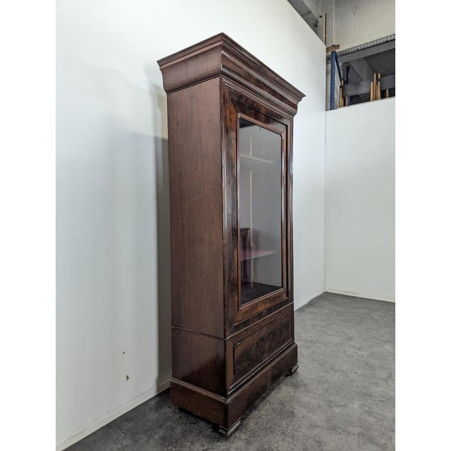 Louis Philippe Showcase Cabinet in Flamed Mahogany, in Very Good conditions.