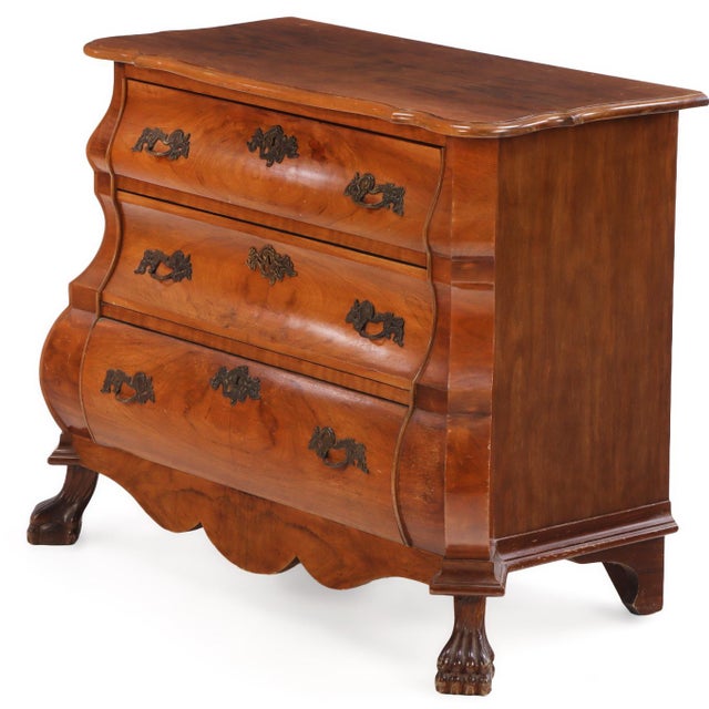 A Dutch Baroque-Style Burr Walnut Bombé Chest of Drawers, 20th Century. For Sale In Philadelphia - Image 6 of 7