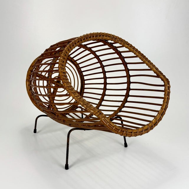 Mid-Century Italian Wicker Tube Magazine Rack or Basket, 1960s, in Very Good conditions. Designed 1960 to 1969