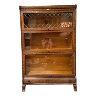 Antique Library Bookcase Lundstrom Chippendale Leaded Glass 3-Tier Sectional Barrister Bookcase - Quarter-Sawn Oak For Sale