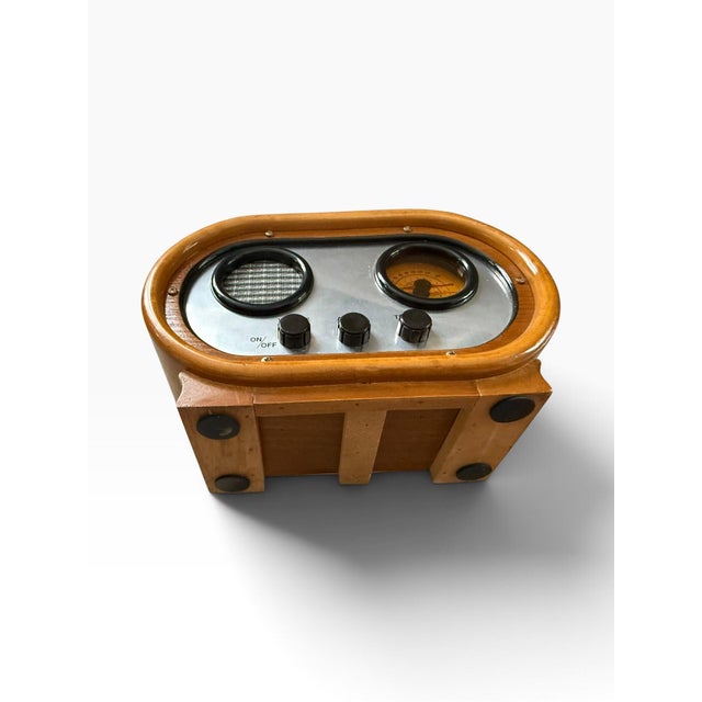 1990s Retro Dakin Am/Fm Tabletop Radio, Faux Wood & Silver-Tone Finish, Model 401 For Sale - Image 4 of 7
