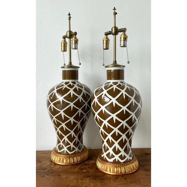 Brown Vintage Regency Bunny Williams “Chicken Feathers” Glazed Ceramic Lamps - A Pair For Sale - Image 8 of 11