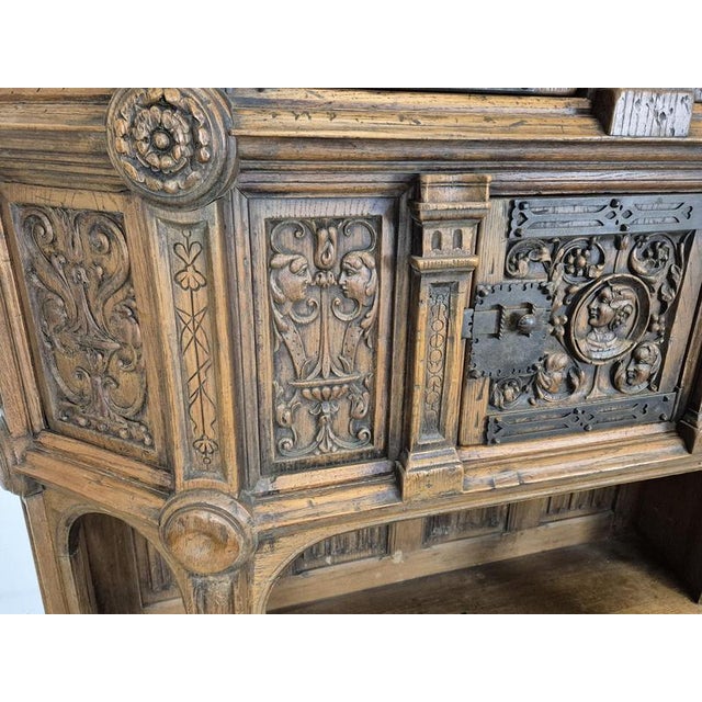 Renaissance-Style Credenza with Mascarons, in Very Good conditions.