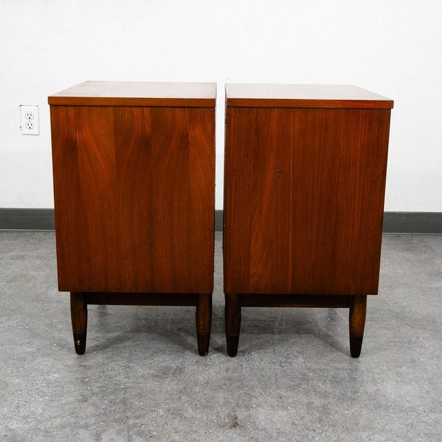 Mainline by Hooker Mid Century Modern Nightstands End Side Tables Mainline by Hooker Drawers, Pair For Sale - Image 4 of 12
