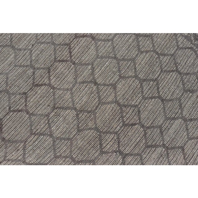Modern Hand-Knotted Rug in Wool With All-Over Design in Light Gray & Off White For Sale - Image 11 of 11
