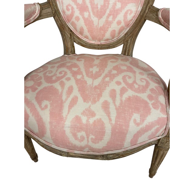 French Early 20th Century Louis XVI Style Grey Painted Armchairs in Pink and White Ikat Upholstery - A Pair For Sale - Image 3 of 18