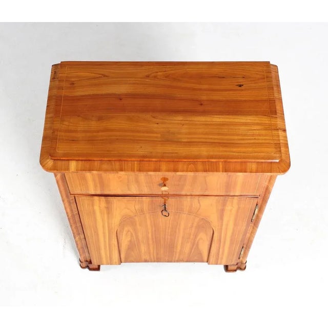 Small Biedermeier half -cabinet in cherry Saxony Cherry tree Biedermeier around 1835 Dimensions: H x W x D: 82 x 68 x 37...