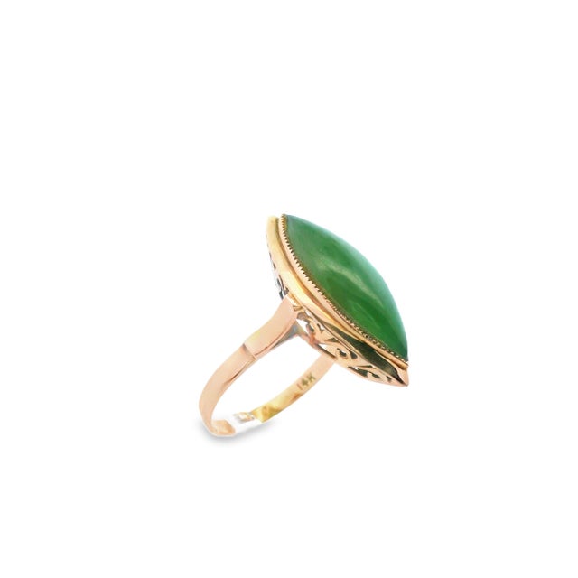 Contemporary 1970s 14k Yellow Gold Green Jade Cabochon Statement Ring, Size 8 For Sale - Image 3 of 13