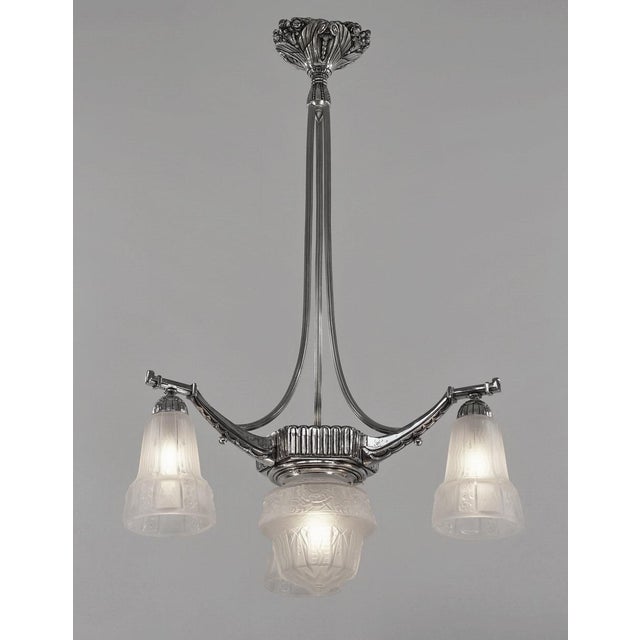 MULLER FRERES A wonderful 1925-1930 art deco chandelier in nickel plated solid brass or bronze with beautiful shades in...