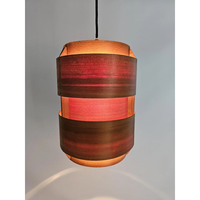 As almost always with this type of lamp light veneer damage in the form of small cracks. Up to 250V (Europe/UK...