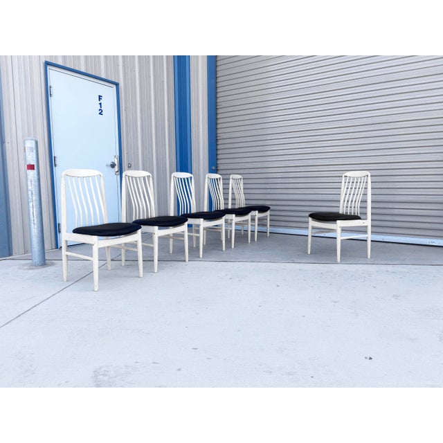 This stylish set of six mid-century modern dining chairs brings a clean, sculptural aesthetic to any dining space....