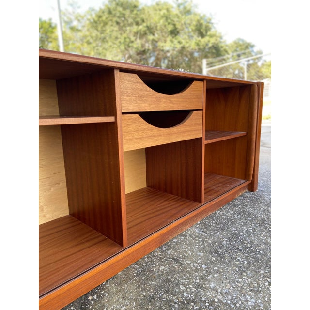 What a beauty this piece is! With a modern silhouette and an all-enclosed, concealed design, this piece is the sleek...