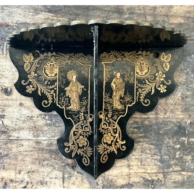 This elegant vintage Chinoiserie wall bracket is a superb example of mid-century decorative artistry, blending traditional...