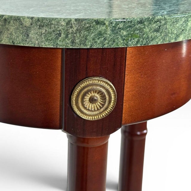 Vintage the Bombay Company Traditional Gold Brass Accent Green Marble Top Mahogany Plant Stand Pedestal For Sale - Image 4 of 10