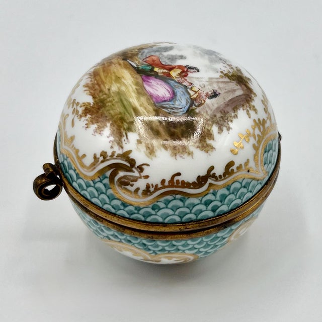 Antique French Hand-Painted Porcelain Hinged Box from Samson, Paris, 1900s For Sale - Image 15 of 15