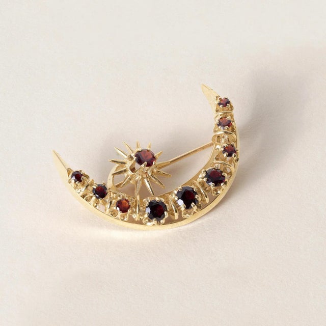 We offer free 2-day shipping! This is a vintage crescent moon and star brooch Circa 1950's Details: Ten graduating round...