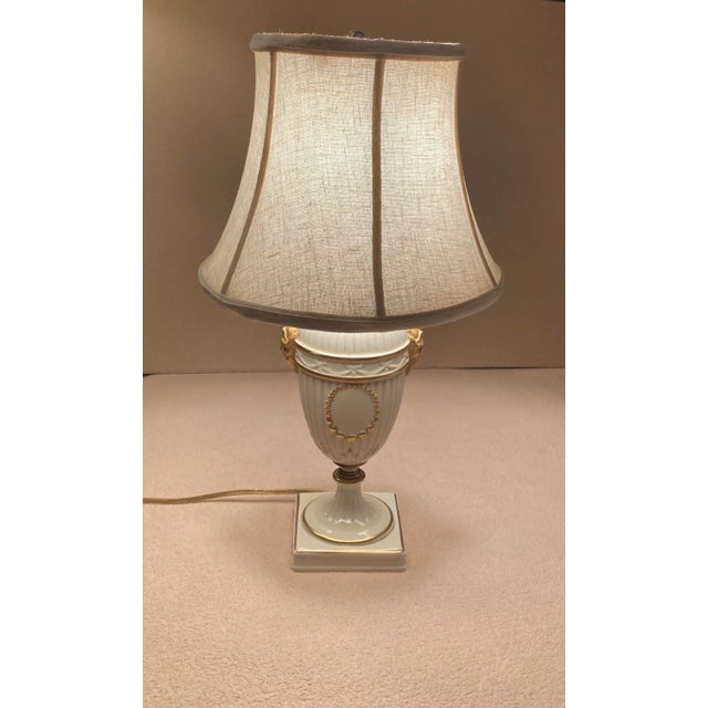 1930s 1930s Old Paris Cream & Gold Porcelain Table Lamp With Beige Silk Shade For Sale - Image 5 of 11
