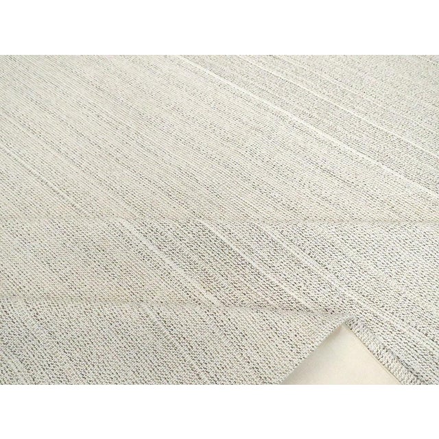 Galerie Shabab Collection Mid-20th Century Handmade Turkish Flat-Weave Kilim Room Size Carpet in White For Sale - Image 9 of 10