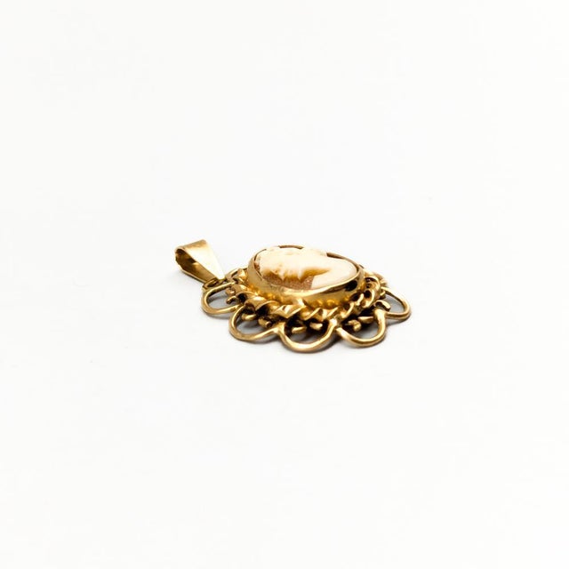 Pendant, Gold, 18K, 2.77g (Of which precious metal: approx. 2.9g), Length: 23mm, Width: 18mm, Good condition. This piece...